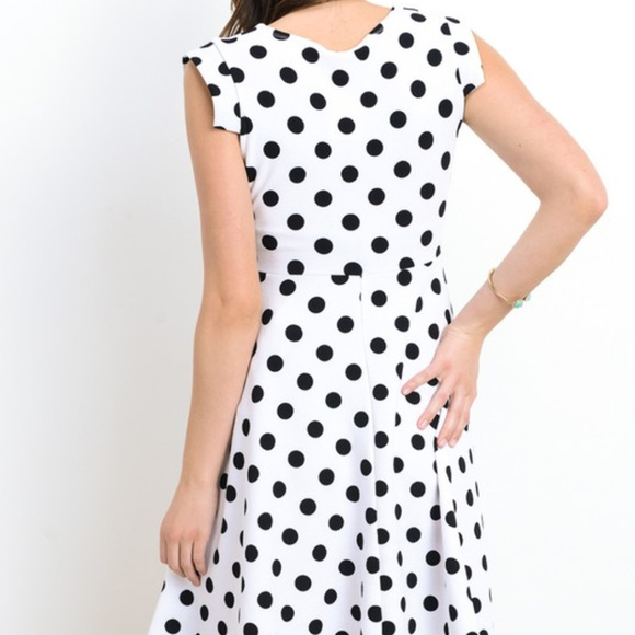 🌼PRICE FIRM🌼 Polka Dot V-Neck Maternity Dress - Picture 4 of 5